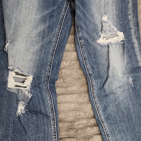 Risen High-waist Capri Jeans - Picture 6 of 9